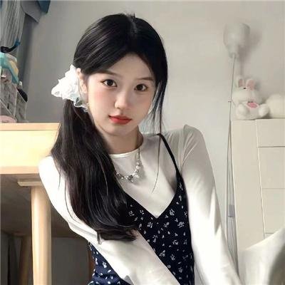 她的微笑像颗糖